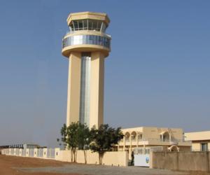 Tour de contrôle et bloc technique de l'aéroport 